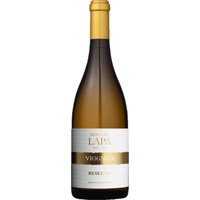 Lebhafte Aromen von Zitrus und tropischen Früchten entfalten sich im Glas und prägen den Charakter des Quinta da Lapa Alvarinho Branco 2021. Im Mund zeigt sich eine frische Struktur mit einem dezenten mineralischen Abgang. Die Herkunft aus der Region Tejo verleiht dem Wein eine ausgeglichene Eleganz. Er eignet sich gut als Begleiter zu gegrilltem Fisch