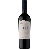 Tiefes Rubinrot mit violetten Reflexen prägt das Erscheinungsbild dieses Malbec aus Mendoza. Das Bouquet zeigt intensive florale und fruchtige Noten von Brombeeren
