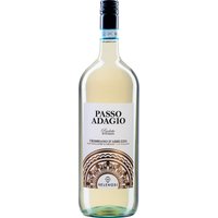 Ein Hauch von gelbem Pfirsich und ein florales Bouquet prägen diesen Trebbiano aus den Abruzzen. Frisches Heu und zarte weiße Blüten verleihen dem Duft Leichtigkeit. Am Gaumen erscheint der Wein trocken und harmonisch