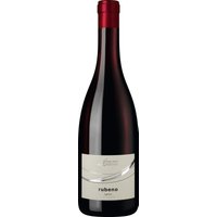 Rubeno steht für das wunderschöne Rubinrot des Lagrein. Pure Vanille trifft hier auf dunkle Beeren und Pflaume. Die Farbe überzeugt mit einem intensiven Rubinrot mit violetten Reflexen. Samtig weiche Tannine wirken eher überraschend. Insgesamt zeigt sich eine gute Struktur und ein tiefgründiger Geschmack