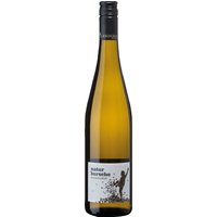 Nach kurzer Maischestandzeit werden die Trauben des Grauburgunders spontan vergoren und im Edelstahl ausgebaut. Der Fokus dieses reduktiven Ausbaus liegt auf der Frucht. Diese zeigt sich mit Aromen von frischem Heu und reifer Birne. Mit leichter Säure ist dies ein Wein für den täglichen Genuss