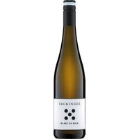 In zartem Erdbeerrosa schimmert der Pinot Blanc de Noir 2024 vom Weingut Seckinger aus der Pfalz. Aromen von Birnenkompott und feinen Gewürznoten prägen das Bukett