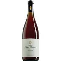 Sanfte Anklänge von Süßkirschen und Zwetschgen prägen die Note dieses feinherben Trollingers aus dem Jahr 2024. Begleitet wird der Wein von fruchtigen Johannisbeeren