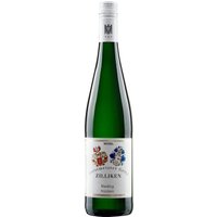Riesling. Trocken. Saar. In einem Jahr wie 2021 sagt das eigentlich alles.Die anmutige Aprikosen- und Nektarinennase ist von feinen Kräuterndurchzogen und dünn mit Apfelgelee bestrichen. Frischen Zitrusaromen stehtam Gaumen eine herrliche Fruchtigkeit gegenüber