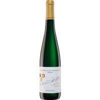 Feine Frucht und frische Akzente prägen den Dhroner Hofberg Riesling Auslese Goldkapsel 2016 der Bischöflichen Weingüter Trier. Das Zusammenspiel von lebhafter Säure und süßer Struktur verleiht dem Weißwein aus Dhron eine besondere Balance. Saftige Fruchtnoten stehen sanft im Vordergrund