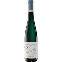Der Trittenheimer Apotheke Riesling 2021 aus der Mosel besticht durch eine feine Mineralität und die Frische gelber Früchte. Am Gaumen präsentiert er sich mit schmelziger Fülle und einer lebendigen Struktur. Noten von Zitrusfrüchten und reifen Äpfeln verleihen dem Wein eine animierende Fruchtigkeit