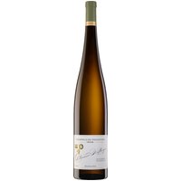 In dem Magnumformat präsentiert sich der Dhroner Hofberg Riesling 2020 mit beeindruckender Eleganz und feinherber Frische. Das ausgewogene Aromenspiel zeigt dezente Noten von Schiefer und reifen Mandarinen. Feinwürzige Nuancen und eine lebendige Mineralität ergänzen die Fruchtfülle. Die minimale Fruchtsüße verleiht dem Wein einen angenehm frischen Charakter. Dieser feinherbe Riesling passt hervorragend zu asiatischer Küche und leichten Speisen. Er stammt aus einer hochwertigen Südlage in Dhron an der Mosel und wird von den Bischöflichen Weingütern Trier ausgebaut.