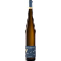 Aus den Steillagen von Trittenheim stammt der Riesling Großes Gewächs 2022 von den Bischöflichen Weingütern Trier. Er zeigt eine markante Mineralität sowie reife Noten von Weinbergspfirsichen. Subtile Kräuteranklänge ergänzen den ausdrucksstarken Charakter dieses trockenen Weins mit festem Körper. Die Magnumflasche hebt die Besonderheit des Weins hervor. Am Gaumen präsentiert er Extraktreichtum