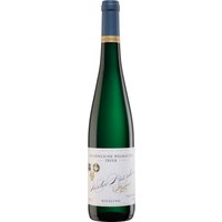 Der 2021er Kaseler Nies´chen Riesling von den Bischöflichen Weingütern Trier präsentiert sich mit ausdrucksstarker Vielfalt aus der Lage Kaseler Nies’chen. Aromatisch verbinden sich mineralische Anklänge mit feinen Kräuter- und Pfefferwürzen sowie Pfirsich- und Zitrusnoten. Die typische Würze der Ruwerregion verleiht diesem Riesling eine besondere Eigenart. Das extraktreiche und prägnante Geschmacksprofil harmoniert gut mit kräftigen Speisen und eignet sich ideal für saisonale Gerichte der kühlen Jahreszeit.