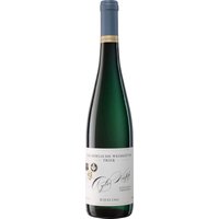 Aus den Schieferhängen der Mosel stammt der Ayler Kupp Riesling 2021 der Bischöflichen Weingüter Trier. Prägend sind kräftige Zitrus- und Mineralnoten