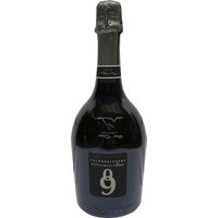 Strahlend strohgelb mit lebhaft aufsteigenden Perlen entfaltet der Prosecco Superiore Millesimato Rive di Guia ein vielschichtiges Bouquet. Florale Nuancen wie Pfirsichblüte verbinden sich mit Anklängen von goldgelbem Apfel und Williamsbirne. Der Schaumwein präsentiert sich frisch