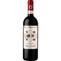 Im Glas zeigt der Ser Gardo Chianti Classico 2021 von Bindi Sergardi eine lebendige rubinrote Farbe. Saftige Kirschnoten und florale Aromen prägen das Bouquet und verleihen dem Duft klare Konturen. Am Gaumen präsentiert sich der Wein mit fruchtiger Eleganz und einer ausgewogenen Struktur. Die Rebsorte Sangiovese sorgt für ein harmonisches