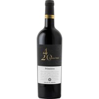 Kräftige Aromen reifer roter Beeren verbinden sich bei diesem Primitivo aus Apulien mit floralen Noten von Wiesenblumen. Der Wein präsentiert sich dunkel