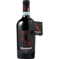 Andrero 99 Botticelle Nero d’Avola zeigt ein intensives Farbspiel aus sattem Rot und violetten Reflexen. Das Bouquet vereint Aromen von reifen Früchten