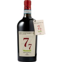Im heißen Süden Siziliens reift dieser reinsortige Nero d’Avola und zeigt eine intensive rote Farbe mit violetten Reflexen. Im Bouquet verbinden sich dichte Waldfruchtnoten mit würzigen Vanillearomen und Anklängen von Eukalyptus. Frische Zitrusaromen sowie Nuancen von Mandel und getrockneten Früchten erweitern das Geschmacksbild. Am Gaumen präsentiert sich der Wein vollmundig