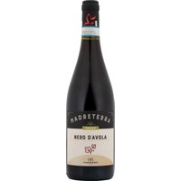 Siziliens natürliche Vielfalt spiegelt sich eindrucksvoll im Andrero Madreterra Nero d'Avola wider. Ein leuchtendes Rot mit violetten Reflexen kündigt die intensive Aromatik an. Die Nase wird von reifen Beeren und Johannisbeeren geprägt