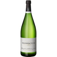Die Cuvée aus Württemberg vereint Chardonnay und Weißburgunder zu einer ansprechenden Komposition. Der frische Jahrgang 2023 zeigt ausdrucksstarke Aromen von Zitrusfrüchten und dezenten blumigen Nuancen. Die cremige Textur wird von einer klaren Frucht getragen. Diese Kombination eignet sich gut zum Einsatz zu Fisch- und Geflügelgerichten