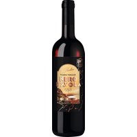 Die Reihe süditalienischer Lieblingsweine hat einen neuen Star! Dieser Nero d’Avola wurde aus Trauben von besonders alten Reben erzeugt. Sie wurzeln tief in der fruchtbaren Erde der Insel und nehmen so besonders viele Nährstoffe auf – dazu die vielen Sonnenstunden und das wunderbare mediterrane Klima. Ein Wein von faszinierender Intensität: volle Beerenfrucht