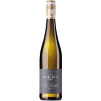 Der Kallstadt Riesling vom Kalk 2020 aus dem Pfälzer Kallstadt zeigt feine Zitrusaromen und eine klare Mineralität. Florale Nuancen verleihen der Vielschichtigkeit am Gaumen Lebendigkeit. Die Kalksteinböden tragen zu einer präzisen Frische und einer ausgeprägten Struktur bei. Die trockene und animierende Art verleiht diesem Weißwein eine besondere Eleganz. Besonders passend zu leichten Fischgerichten