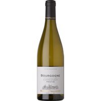 Frisch und klar präsentiert sich dieser Chardonnay in hellem Gelb mit grünen Reflexen. Feine Zitrusaromen
