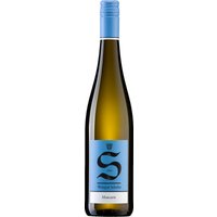 Frisch und animierend präsentiert sich der Schales Muscaris QbA aus Rheinhessen. Ausdrucksstarke Aromen von Birne und Banane prägen den feinfruchtigen Weißwein und verleihen ihm einen charaktervollen Auftritt. Die harmonische Balance zwischen Süße und Säure sorgt für eine lebendige Struktur und Leichtigkeit. Drei Monate Lagerung auf der Feinhefe schenken dem Wein Tiefe und Eleganz. Er eignet sich hervorragend als Begleitung zu leichten Gerichten oder frischem Salat.