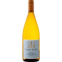 Frische Aromen von Äpfeln und Pfirsichen prägen das Profil des Kaspar Herke Oestricher Riesling 2024 aus Oestrich im Rheingau. Der Weißwein präsentiert sich trocken mit einer feinherben Note und ausgewogener Struktur. Die mittlere Säure unterstützt die fruchtigen Eindrücke am Gaumen. Im handlichen 1