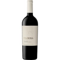 Der Uva Mira The Mira Cabernet Franc 2022 präsentiert sich in sanftem Karminrot und beeindruckt mit intensiven Noten von Cranberry und Preiselbeeren sowie floralen Anklängen und einem Hauch von Rosenwasser. Am Gaumen verbinden sich eine seidig-weiche Frucht mit mineralischen Nuancen und cremiger Textur