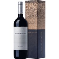 Der Vilafonté Seriously Old Dirt präsentiert sich in dichtem Rubinrot mit einer vielfältigen Aromenpalette aus dunklen Kirschen