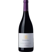 Kräftige Eleganz und tiefdunkles Rubinrot prägen den Ernie Els Proprietor's Syrah 2018. Die 18-monatige Reifung in französischer Eiche verleiht rauchige Nuancen und unterstreicht würzige Pfefferaromen sowie ein intensives Bouquet aus reifer Kirsche