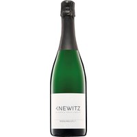 Das Weingut Knewitz wird seit 2009 von Tobias Knewitz gemeinsam mit seiner Frau und seinem Bruder umweltschonend und naturnah geführt. Mit dem Riesling Sekt ist ihnen etwas ganz Besonderes gelungen: In Flaschengärung und mit 18-monatigem Hefelager hergestellt