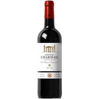 Château Charmail 2017 aus dem Haut-Médoc verkörpert die Eleganz eines Bordeaux-Weins mit einer besonderen Note. Diese Cuvée beeindruckt durch Aromen von reifen Kirschen und einem Hauch von Pfeffer. Die Besonderheit des Jahrgangs 2017 liegt teilweise im Ausbau in Betoneiern