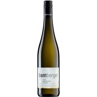 Blumige Noten und fruchtbetonte Aromen verleihen dem Bamberger Riesling 2024 eine ausdrucksstarke Frische. Die animierend leichte Stilistik betont die klar strukturierte Mineralität und sorgt für einen angenehm langen Abgang. Als Gutswein zeigt sich diese trockene Weißweincuvée von der Nahe mit feiner