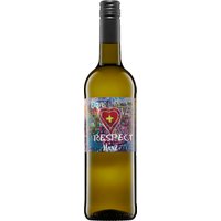 Frische Zitrusaromen verbinden sich mit feinen Blütennuancen zu einem eleganten Gesamtbild. Die weiße Cuvée von Manz Wein aus Nierstein in Rheinhessen präsentiert die regionalen Besonderheiten auf harmonische Weise. Im Glas zeigt sich der Wein mit einer ausgeprägten