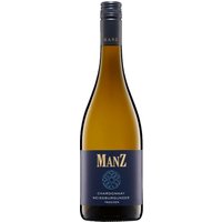 Der Manz Chardonnay & Weißburgunder 2024 aus Nierstein präsentiert blumige Noten und feine Aromen weißer Früchte. Subtile Anklänge reifer Äpfel und zarte florale Nuancen ergänzen das vielschichtige Aromaprofil. Die Kombination von Chardonnay und Weißburgunder erzeugt eine ausgewogene Cremigkeit
