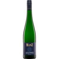 Die Trauben für diesen Weißwein stammen aus einer über 40 Jahre alten Silvaneranlage in Nierstein. Der Manz Grüner Silvaner Alte Reben 2024 zeichnet sich durch eine dichte Struktur aus
