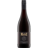 Der Manz Spätburgunder 2022 präsentiert sich in rubinroter Farbe und verströmt Aromen von Kirsche und Cassis. Würzige Noten von Pfeffer und ein feiner Tabakton verleihen zusätzliche Tiefe. Blumige Nuancen runden das Bouquet ab und unterstreichen die Eleganz des Weines. Die Trauben aus Nierstein in Rheinhessen und das Wetter im Jahr 2022 prägen den Charakter dieses mittelkräftigen Rotweins. Er besticht durch Ausgewogenheit und eine samtige Struktur. Dieser Spätburgunder passt gut zu Geflügel und Pilzgerichten.