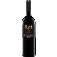 Der Manz Oppenheimer Herrenberg Merlot 2018 entfaltet eine ausgeprägte Tiefe mit intensiven Aromen dunkler Beeren