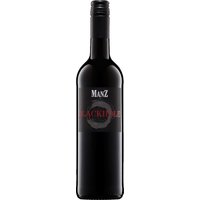 Der Manz Black Hole Rotweincuvée aus dem Jahrgang 2022 kombiniert Dornfelder und Merlot zu einem intensiven Wein mit Aromen von dunklen Früchten und Kräutern. Die kalkhaltigen Böden rund um Nierstein prägen das Geschmackserlebnis deutlich. Mit ausgeprägten Noten von Herzkirsche und Waldbeere zeigt der Wein eine fein verwobene Tanninstruktur und eine ausgewogene Säure