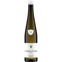 Leuchtend gelb im Glas zeigt dieser Riesling aus der Deidesheimer Petershöhle eine kraftvolle Präsenz. Zitrusaromen und reife Äpfel verbinden sich mit einem floralen und kräuterduftigen Bukett