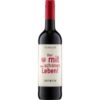 Mit tiefdunkler Farbe und violetten Nuancen zeigt die feinherbe Rotwein-Cuvée aus Rheinhessen ein eindrucksvolles Zusammenspiel reifer roter Beeren und feiner Vanille. Der Geschmack präsentiert sich weich und ausgewogen