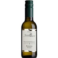 Im Glas präsentiert sich der Kallstadter Kobnert Riesling QbA 2024 in einem kräftigen Gelbgrün mit funkelndem Glanz. Die Aromen reichen von exotischer grüner Banane über Weinbergpfirsich und Honigmelone bis hin zu frischen Zitrusnoten. Am Gaumen verbindet sich eine samtig weiche Textur mit lebendiger Säure