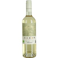 Frische Zitrusaromen und die lebendige Note von grünem Apfel prägen diesen Sauvignon Blanc. Komplexe Duftnuancen und eine feine Mineralität verleihen dem Wein aus dem Valle de Casablanca einen markanten Charakter. Die naturnahe Philosophie von Emiliana spiegelt sich in der harmonischen Struktur und dem klaren Geschmacksbild wider. Grasige Akzente und ein Hauch von weißem Pfeffer bilden einen gelungenen Gegensatz zu leichten Fisch- und Geflügelgerichten. Dieser Weißwein überzeugt mit einem mittelkräftigen Körper und einer vielfältigen Geschmackspalette