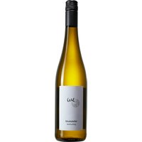 Der Winzerhof Ebringen Muskateller Spätlese 2024 präsentiert sich in einem leuchtenden Goldton. Die Nase offenbart feine Muskataromen