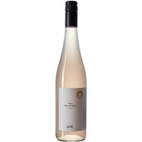 Goldgelb schimmert der Winzerhof Ebringen Pinot Blanc de Noirs 2023 im Glas und verbindet würzige und fruchtige Aromen mit einer feinen mineralischen Note. Feine Vanillenoten und subtile Röstaromen verleihen dem Wein Tiefe. Das cremige Mundgefühl und das elegante Säurespiel sorgen für eine ausgewogene Struktur und Fülle. Dieser Weißwein aus Baden passt aufgrund seines harmonischen Charakters gut zu leichten Gerichten oder zartem Geflügel. Die Rebsorte und das Jahr formen den individuellen Geschmack