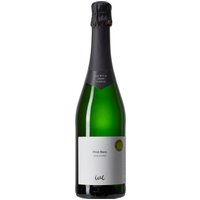 Spritzig und fein präsentiert sich der Pinot Blanc Sekt aus Baden. Zitrusnoten und der Duft weißer Blüten entfalten sich im Glas und verbinden sich mit einer klaren Frische. Das ausgewogene Zusammenspiel von süßen und sauren Nuancen unterstreicht die elegante Struktur dieses Schaumweins. Die feine Perlage sorgt für Lebendigkeit und Leichtigkeit. Dieser harmonische Sekt begleitet festliche Anlässe ebenso wie persönliche Momente und passt hervorragend zu leichten Vorspeisen und Fisch.