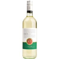 Der Terre di Campo Sasso Grillo 2024 stammt aus der mediterranen Küste Siziliens und besticht durch seine charakteristische Frische. Das Bouquet wird von Zitrus- und grünen Aromen geprägt