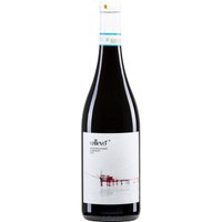 Mit tiefdunklem Rubinrot und violetten Reflexen präsentiert sich dieser Montepulciano d'Abruzzo aus den Abruzzen. Rauchige Noten verbinden sich mit Aromen von Pflaumen