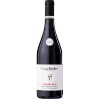 Das Weingut Castelfeder präsentiert mit dem Schallerhof St. Magdalener 2023 einen feinen Rotwein aus Südtirol. Im Glas zeigt er ein dunkles Rubinrot