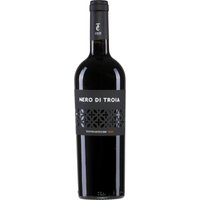 Der Terrecarsiche 1939 Nero di Troia aus dem Jahrgang 2022 präsentiert sich im Glas in einem tiefdunklen Rot mit violetten Reflexen. Sein intensives Bukett wird von Veilchen und schwarzen Früchten geprägt