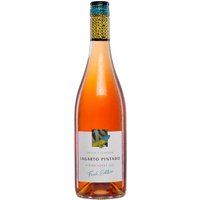 Unübersehbar in seinem erdbeerfarbenen Rosa überzeugt dieser Rosé aus der Anbauregion Vinho Verde durch eine Kombination von Frische und fruchtiger Leichtigkeit. Aromen von Brombeeren